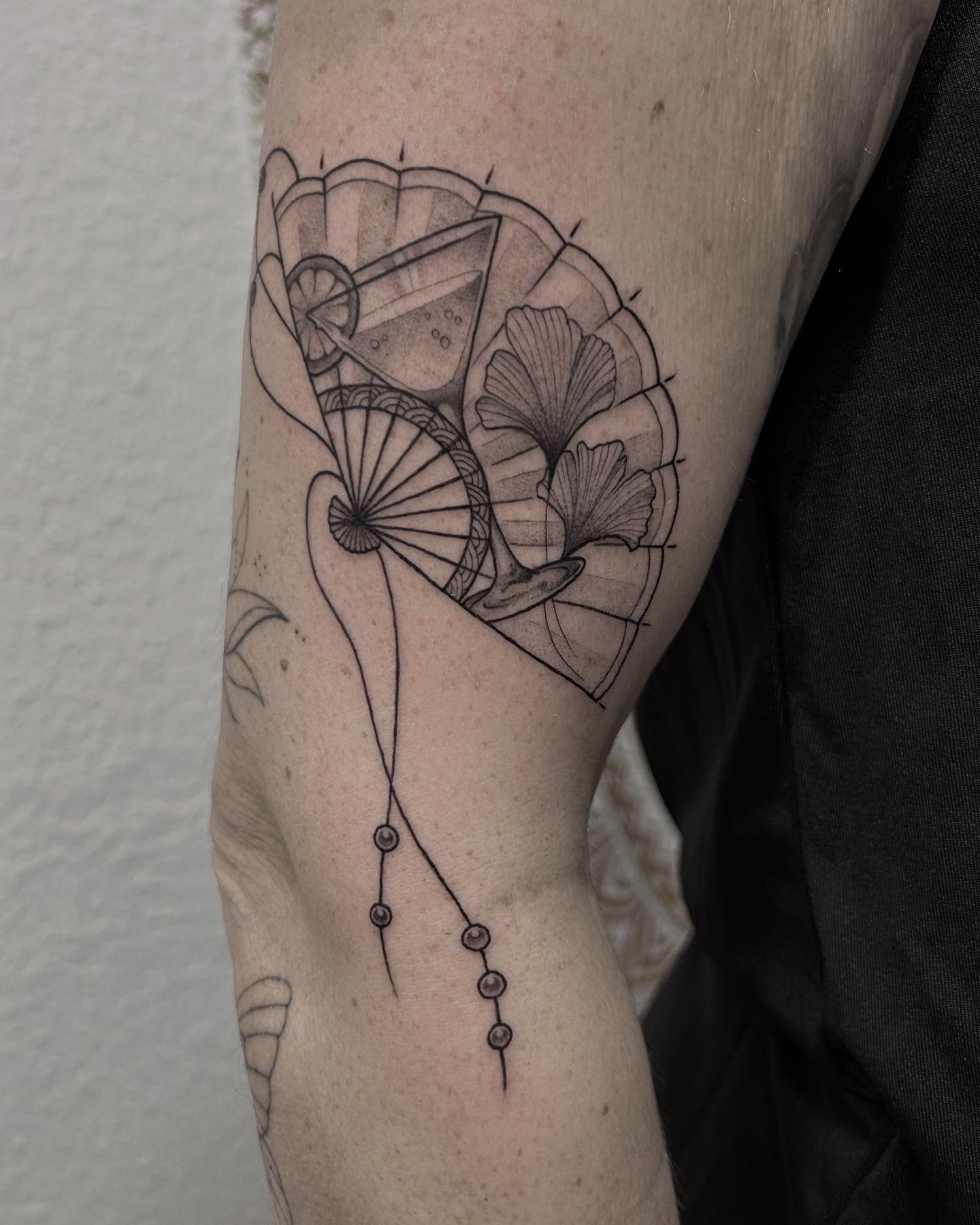 Fineline Fächer Tattoo