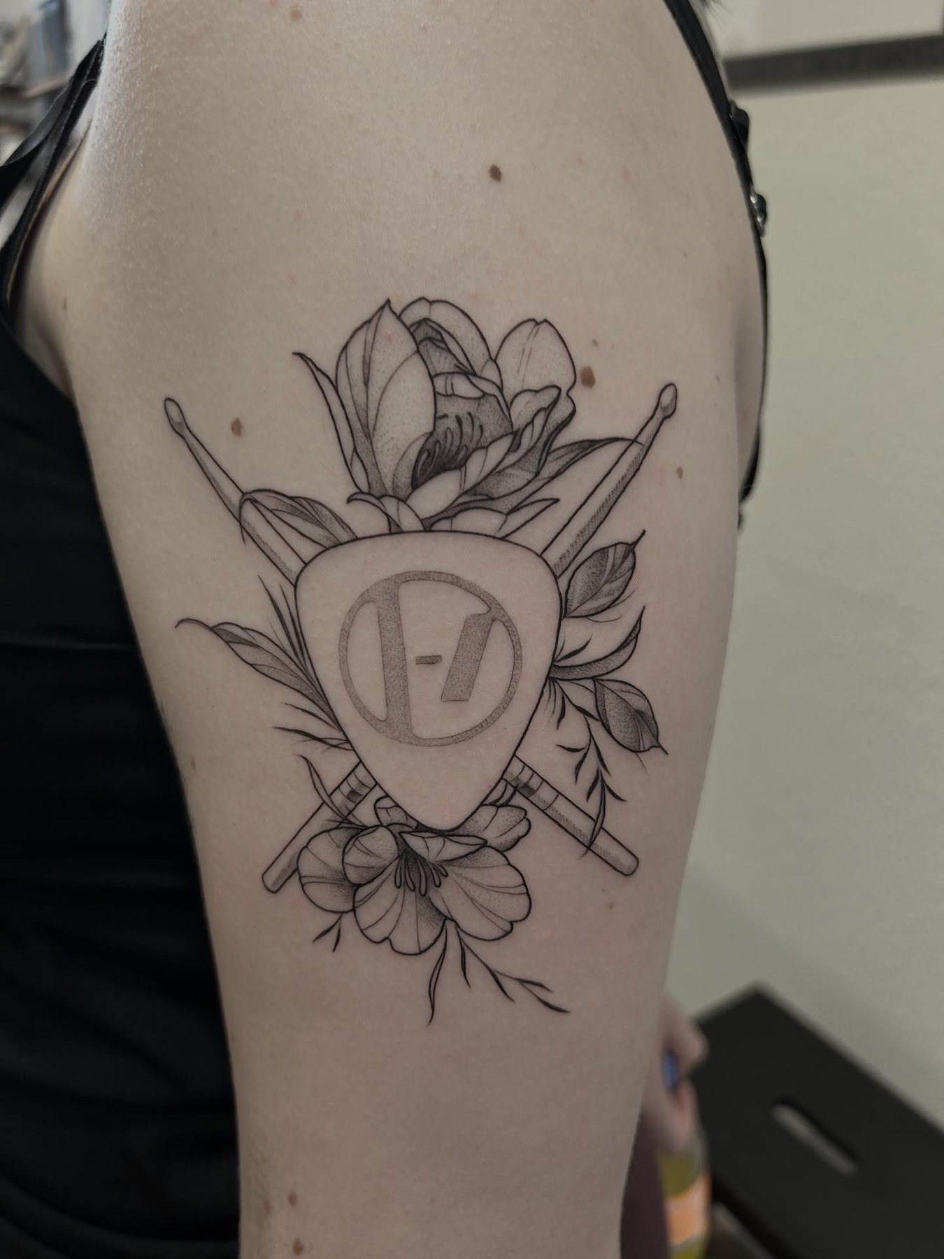 Fineline Tattoo mit Plektrum