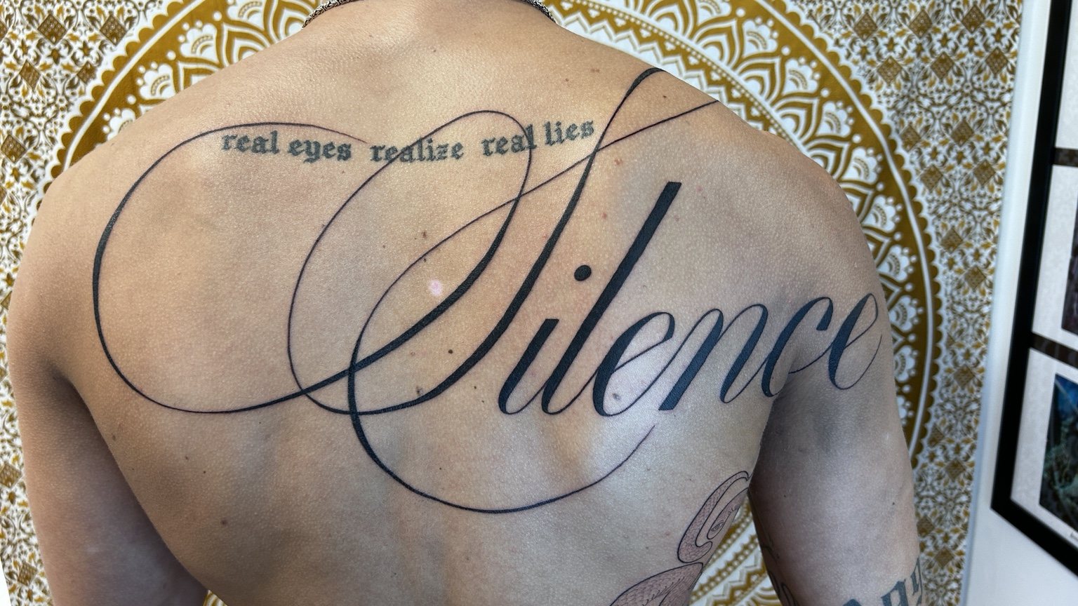 Großes Lettering Tattoo